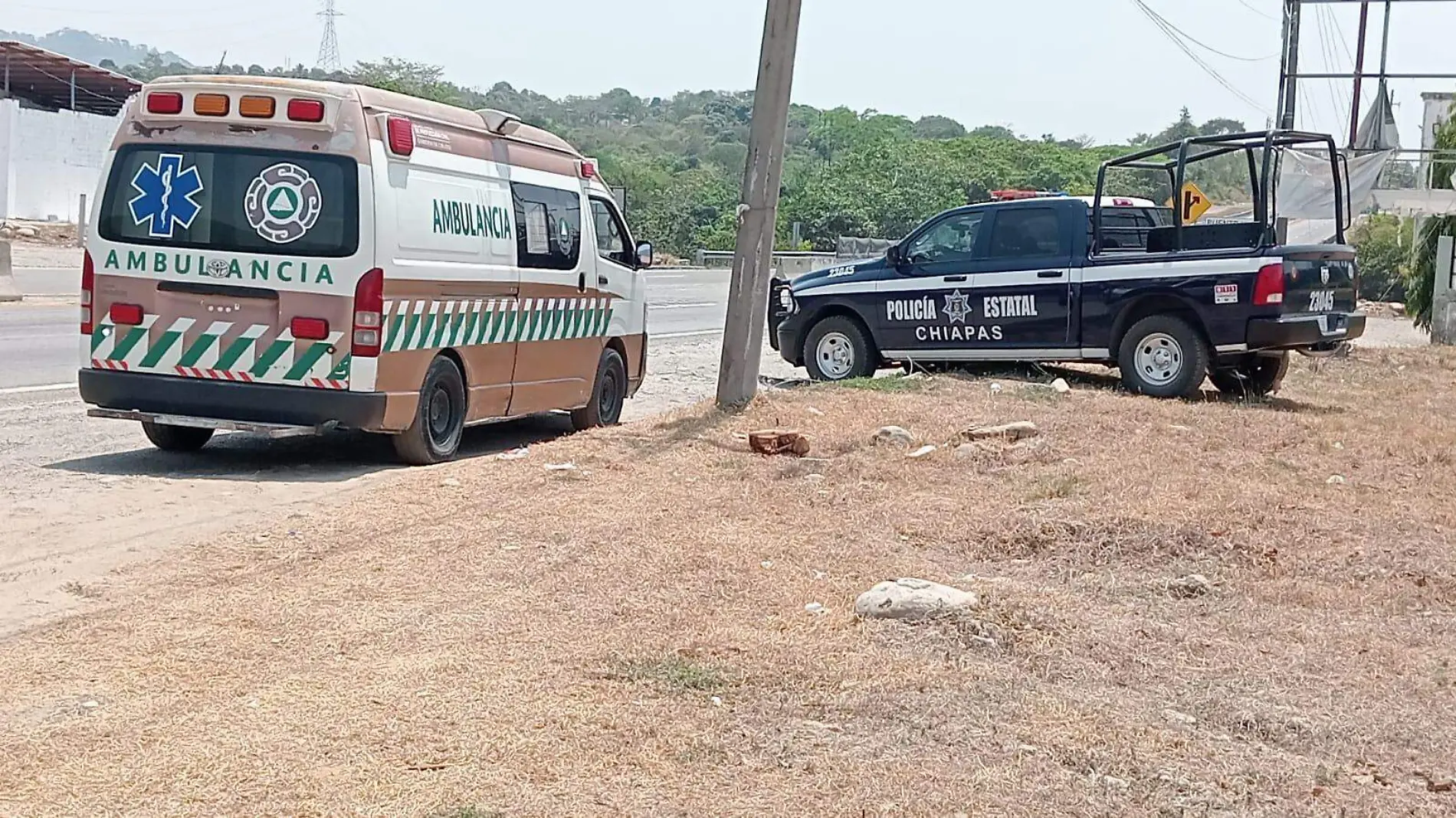 Ambulancia y patrulla paradas en la carretera